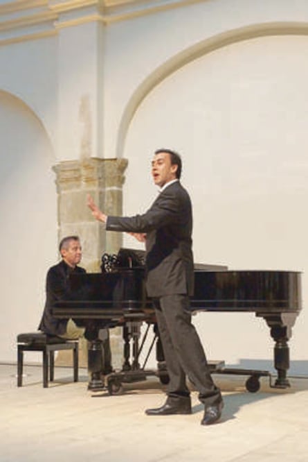 Juan Carlos Heredia, de 27 años y originario de Chihuahua, dejó hace unos años la guitarra por el canto (EDWIN HERNÁNDEZ. EL UNIVERSAL)