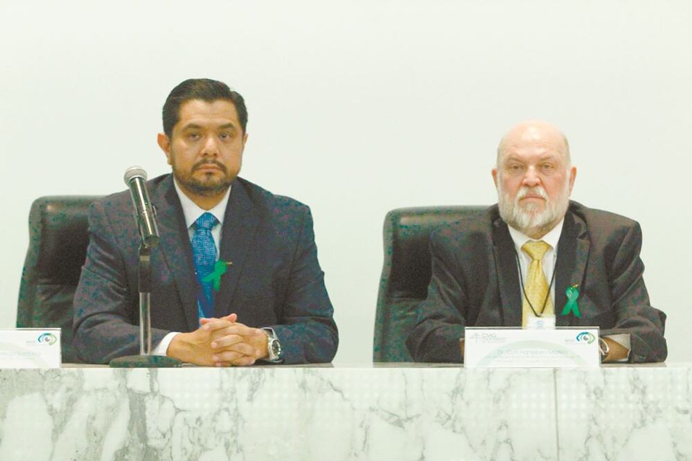 Los doctores José Francisco Ortega y Curt Hartleben advierten que para 2040 existirán a 111 millones enfermos de glaucoma. KARINA CONTRERAS. EL UNIVERSAL