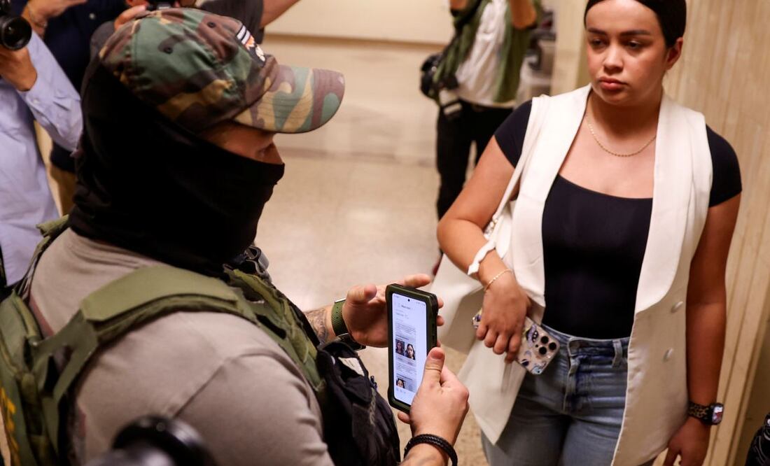 Un agente federal usa información en su teléfono mientras detiene a una mujer fuera de las audiencias de la corte de inmigración en el Edificio Federal Jacob K. Javits en Nueva York, EU, el 14 de julio de 2025. Foto: EFE