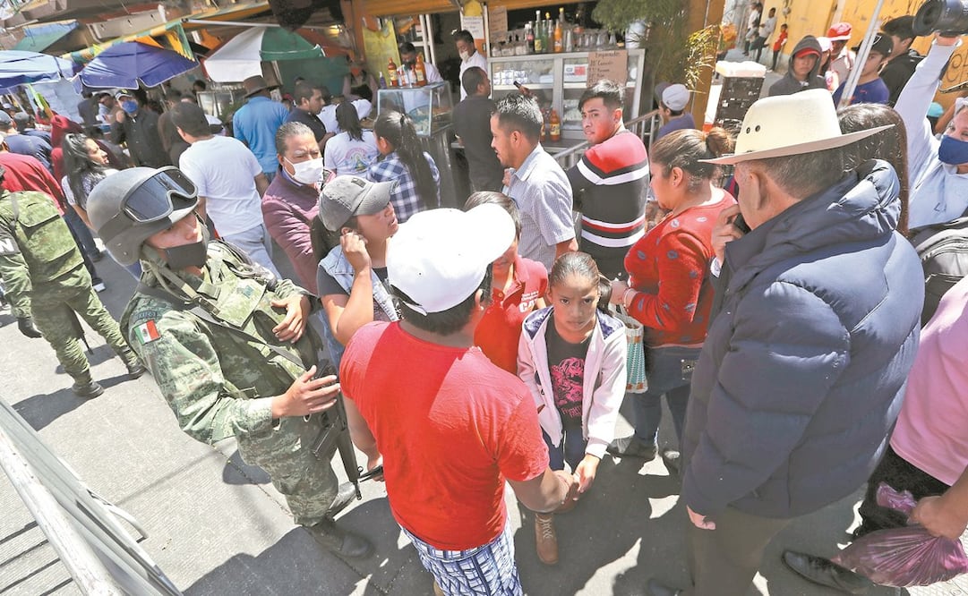 En el mercado de pescados y mariscos de San Luis Mextepec se realizó un operativo de seguridad para seguir recomendaciones sanitarias para prevenir contagios de Covid-19. Visitantes se mostraron molestos por las acciones.Foto: JORGE ALVARADO. EL UNIVERSAL
