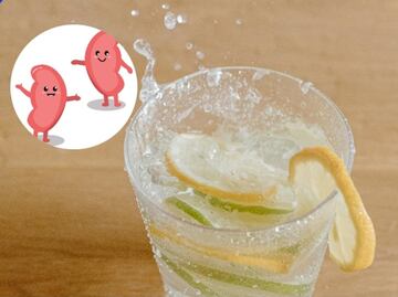 Calor en México; ¿es bueno para los riñones tomar agua mineral con limón?