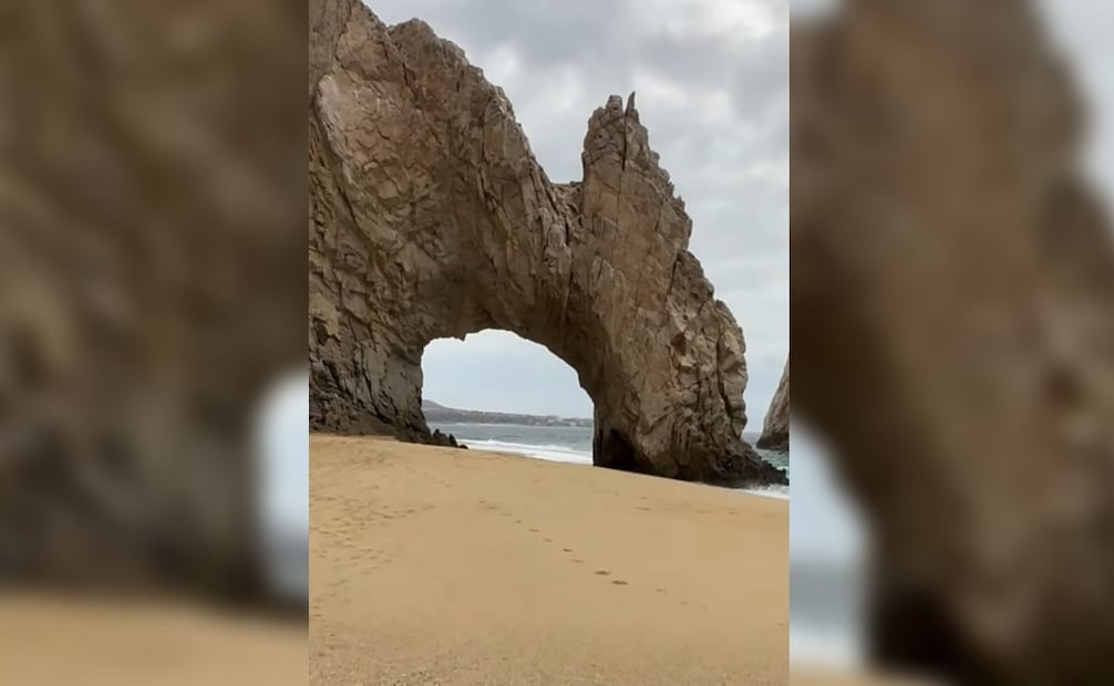 Franja de arena vuelve a emerger bajo el Arco de Cabo San Lucas; prohíben el acceso por mar de fondo.
Foto: Especial.