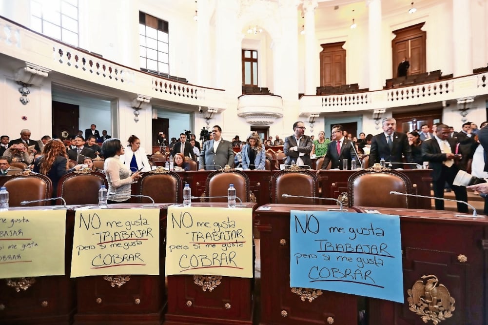 Legisladores colocaron en las curules de la fracción de Morena cartulinas de colores con mensajes criticando su ausentismo. (ALEJANDRO ACOSTA. EL UNIVERSAL)