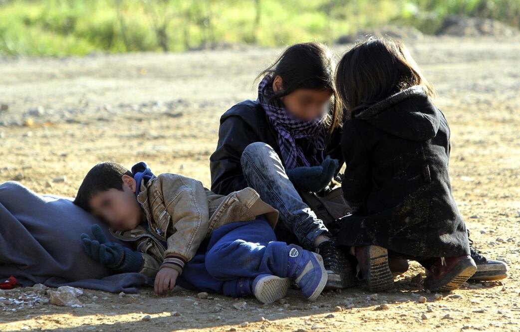 Niños sirios esperan para ser registrados en un campo de refugiafos de Presevo, en Serbia. Foto EFE