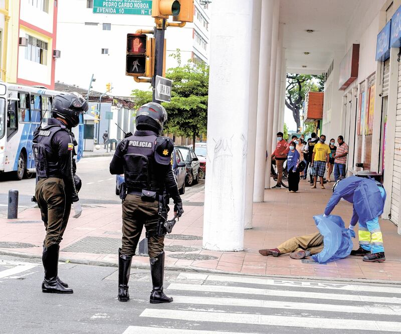 Un paramédico cubre el cuerpo de un hombre que colapsó en Guayaquil, en medio de la pandemia del coronavirus. Ecuador suma casi 2 mil casos. Foto: REUTERS