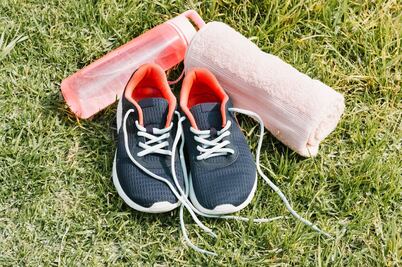 Dale nueva vida a tus tenis con este truco de limpieza; necesitas solo 2 ingredientes