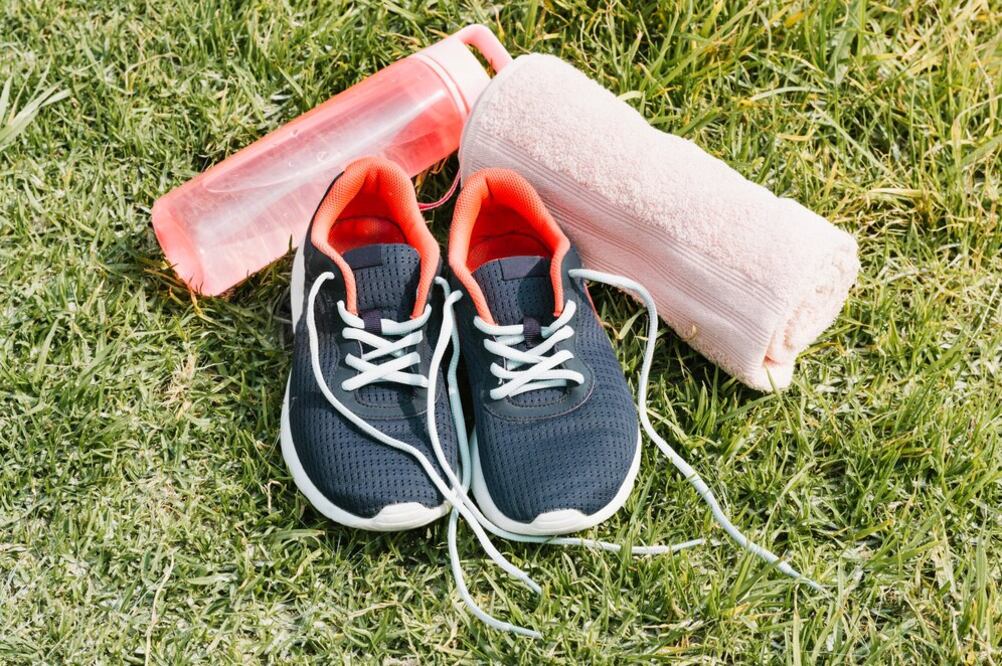 Limpia tus tenis de manera constante. Foto: Freepik