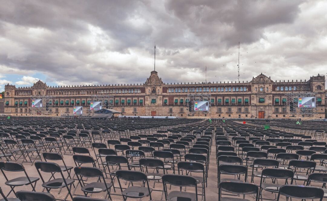 En el Zócalo quedaron instaladas las pantallas gigantes, sillas y el escenario en el que la presidenta Claudia Sheinbaum presentará su informe por los primeros 100 días de gobierno. Foto: de YARETZY M. OSNAYA. EL UNIVERSAL
