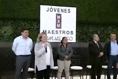 Entre vítores, reaparece Elba Esther en reunión con profesores