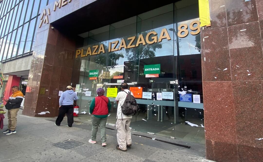 Plaza Izazaga 89 sigue cerrada pese al retiro de sellos de suspensión; locatarios continúan retirando la mercancía. Foto: Alberto Acosta