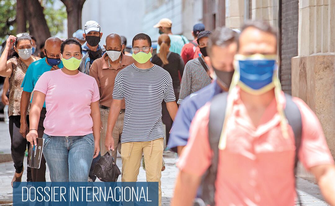 Personas, con mascarillas mientras caminan por una calle en Caracas, Venezuela, el 10 de septiembre pasado. Foto: MARCOS SALGADO. XINHUA