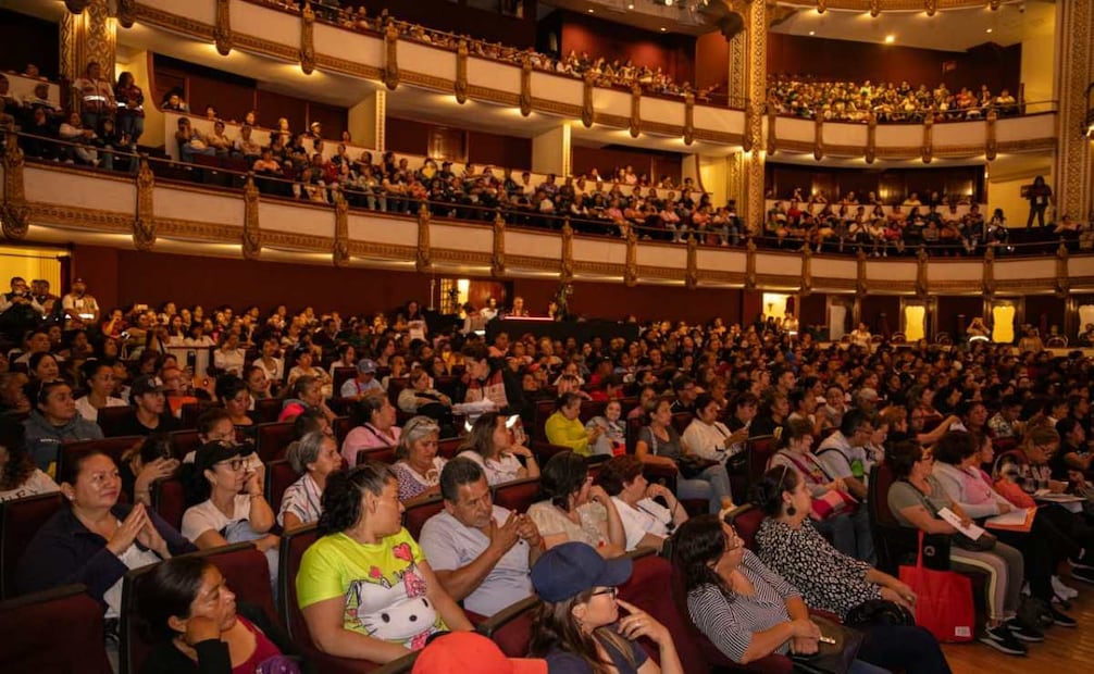 Clara Brugada entrega apoyos a personas cuidadoras en CDMX; buscan beneficiar a 5 mil habitantes.
Foto: Especial.