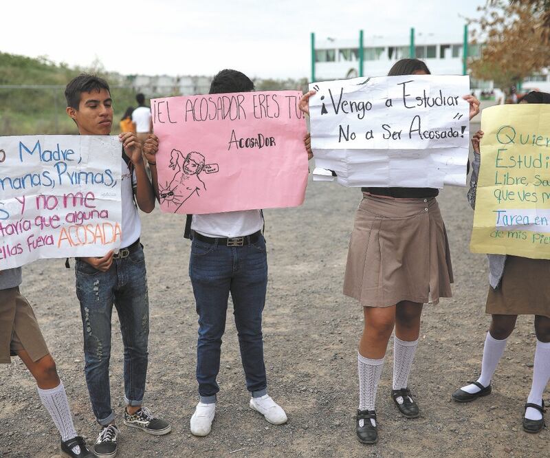 Alumnas y alumnos del Colegio de Estudios Científicos y Tecnológicos del Estado de Veracruz, plantel Medellín de Bravo, manifestaron su inconformidad en las puertas de la escuela. FÉLIX MÁRQUEZ