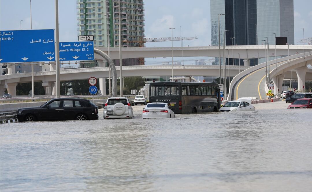 Inundaciones en el aeropuerto de Dubái, por las fuertes lluvias. Foto: EFE