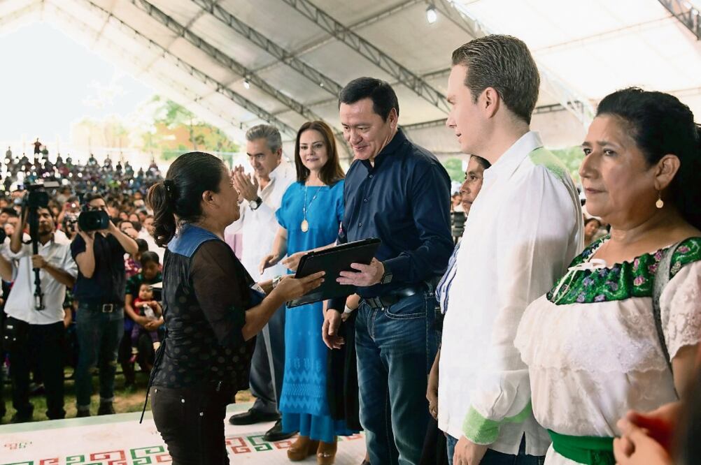 Miguel Ángel Osorio Chong, secretario de Gobernación, dijo ante el gobernador de Chiapas, Manuel Velasco (der.), que esa entidad es una de las más seguras del país (SEGOB)