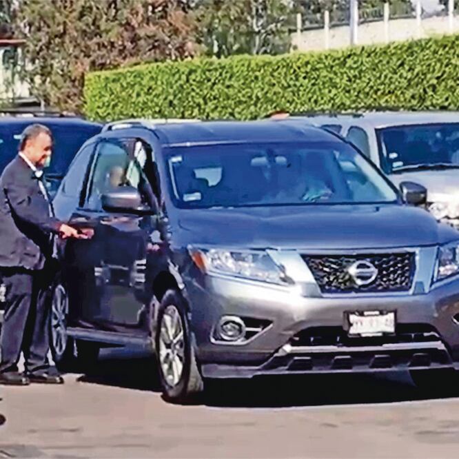 Tras concluir la gira presidencial de ayer, se pudo ver a, por lo menos, ocho secretarios de Estado salir del Hangar Presidencial ya sin escoltas del EMP. Foto: ESPECIAL
