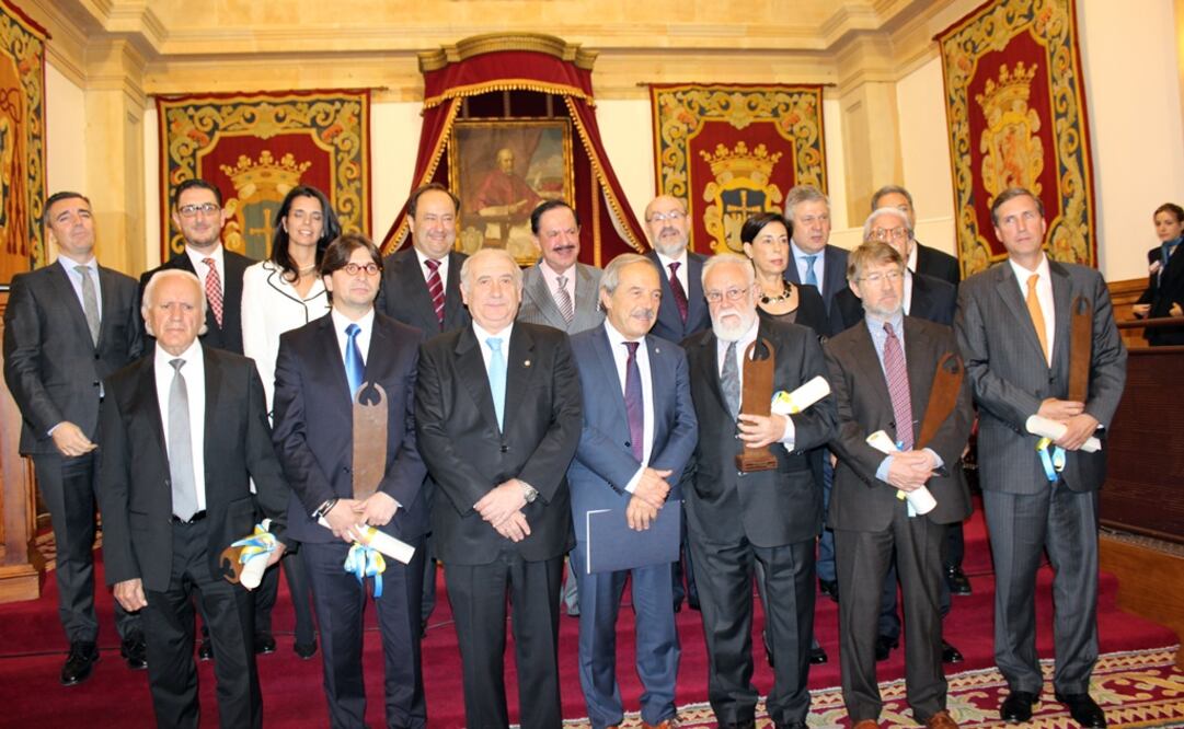 El acto se celebró en el Paraninfo de la Universidad de Oviedo, ante autoridades de esa casa de estudios. El Licenciado Ealy Ortiz se encuentra al centro, en la segunda fila/ ​Ana Anabitarte - EL UNIVERSAL
