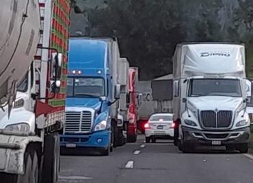 Cientos de transportistas varados por derrumbe en la Puebla-Veracruz; piden intervención del Ejército para restablecer el paso