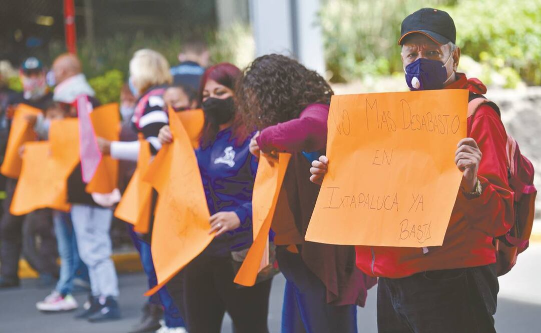 Alrededor de 20 padres de familia protestaron afuera de la Terminal 1 del AICM por la falta de medicinas. Denunciaron que el hospital Federico Gómez no tiene resonador magnético. Foto: Hugo García/ El Universal. 