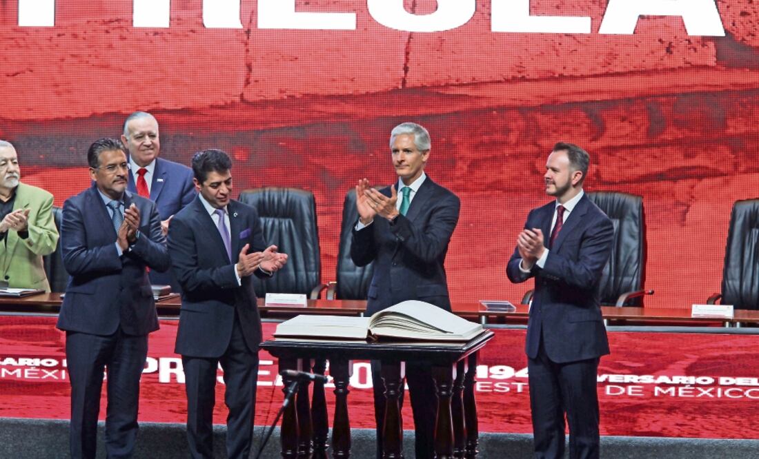 El gobernador Alfredo del Mazo (tercero de izq. a der.) exhortó a fortalecer las instituciones, y aseguró que recuperar la seguridad y disminuir la desigualdad son retos grandes, pero no definen el porvenir. (JORGE ALVARADO. EL UNIVERSAL)