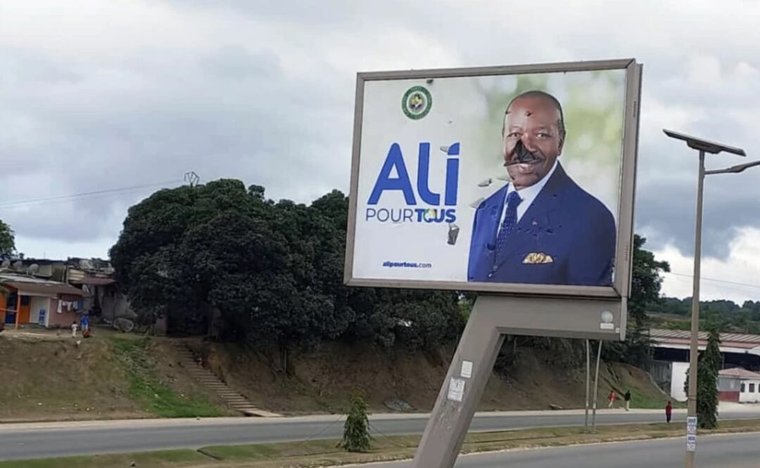 Un cartel roto del presidente de Gabón, Ali Bongo Ondimba, en una calle de Libreville, Gabón, el 30 de agosto de 2023, el mismo día que fue derrocado. Foto: AP