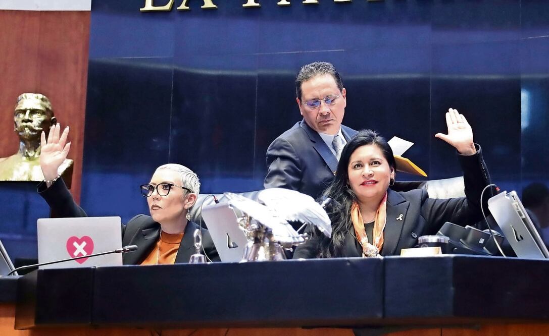 Senadores de Morena y aliados iniciaron el proceso legislativo vía fast track para votar la terna enviada por el presidente Andrés Manuel López Obrador para designar a la nueva ministra que ocupará el lugar de Arturo Zaldívar Lelo de Larrea. Foto: Especial