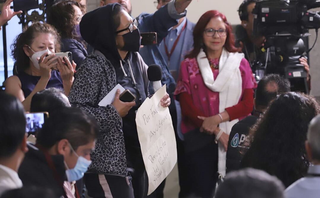 La peridodista Ana Dora Cabrera denuncia en la mañanera que ha sido victima de violencia. Fotos: Berenice Fregoso/ EL UNIVERSAL