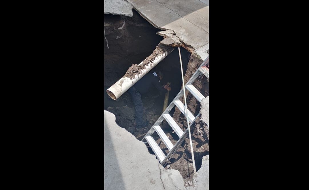 En un video difundido en redes sociales se observa cuando el propietario del inmueble revisaba un hoyo de más de tres metros de diámetro. Foto: Especial
