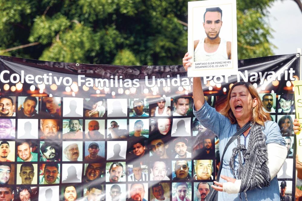 Los grupos que buscan a familiares los forman principalmente mujeres. (EFE)