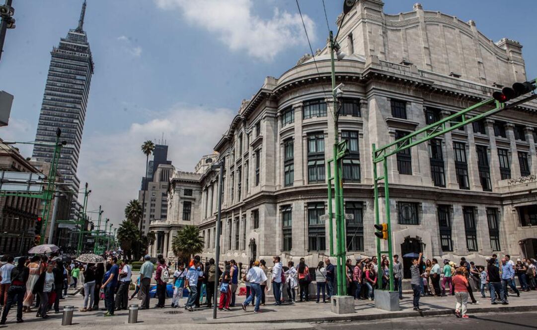 La gente comenzó a formarse ayer desde las seis de la mañana. Par ala hora de apertura la fila llegaba a hasta la Alameda Central. FOTO: Cristopher Rogel Blanquet