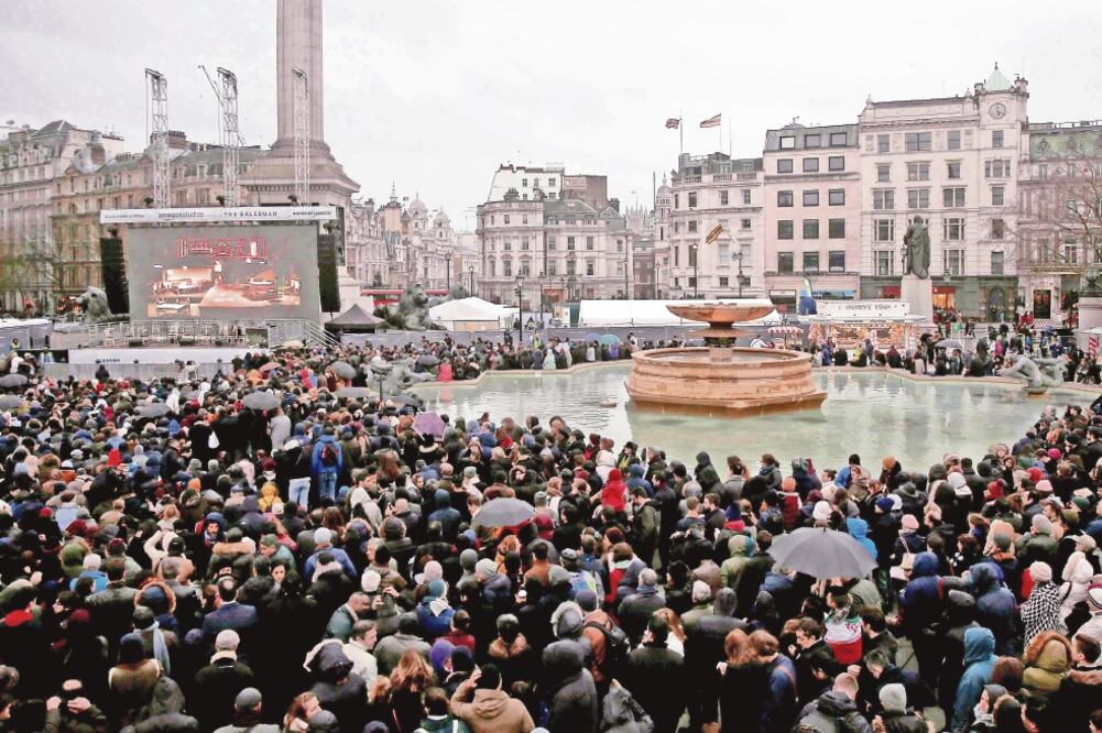 Se estima que 10 mil personas acudieron a la exhibición del filme en Londres (NEIL HALL. REUTERS)