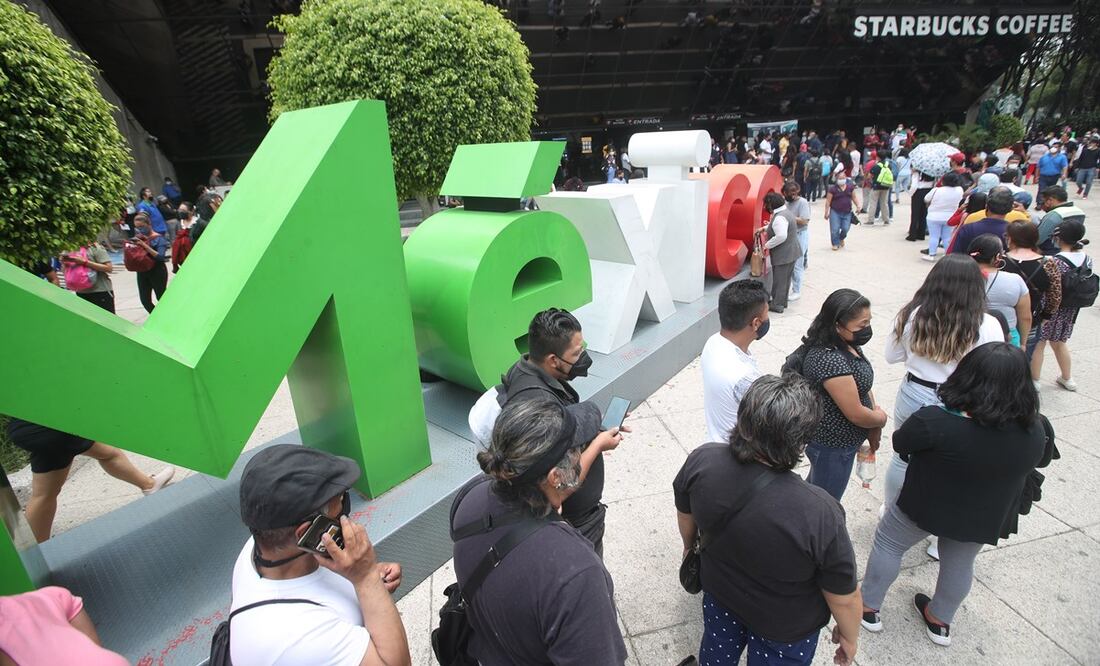 Largas filas se registran a las afueras de la oficinas del SAT. Foto: Archivo/EL UNIVERSAL.