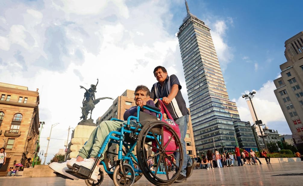 Cada día miles de personas transitan por el Centro Histórico en sillas de ruedas, usando bastón o jalando carriolas y se enfrentan a la falta de accesibilidad para sus traslados. Foto: Luis Camacho/EL UNIVERSAL