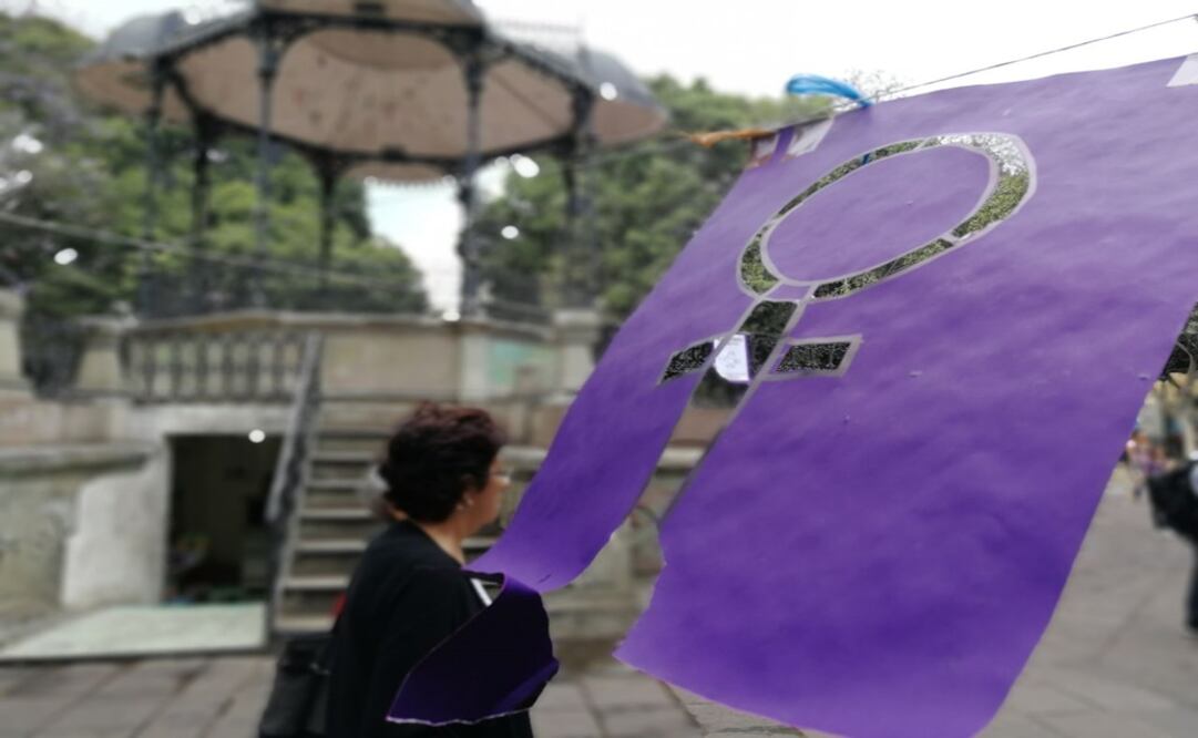Una mujer camina en medio de una protesta contra los feminicidios. Foto: Archivo/ El Universal Oaxaca