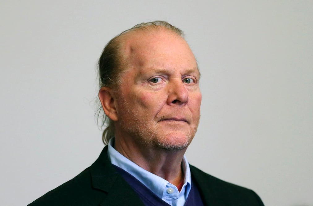 En esta fotografía de archivo del 24 de mayo de 2019, el famoso chef Mario Batali es procesado por un cargo de agresión indecente y agresión en el Tribunal Municipal de Boston en Boston. (David L Ryan/The Boston Globe via AP, Pool, File)