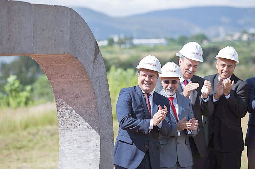 Lo más trascendente es la consolidación del ecosistema tecnológico que tiene Jalisco, dijo el gobernador Jorge Aristóteles Sandoval, al término de la colocación de la primera piedra de las instalaciones de Oracle en Zapopan (Especial)