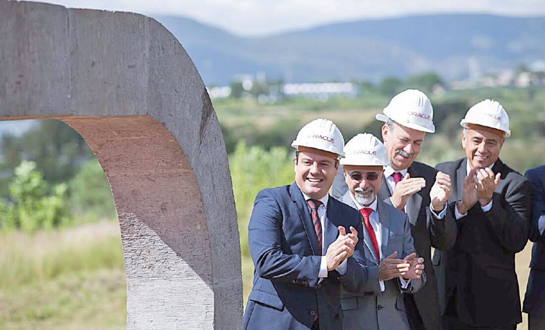 Lo más trascendente es la consolidación del ecosistema tecnológico que tiene Jalisco, dijo el gobernador Jorge Aristóteles Sandoval, al término de la colocación de la primera piedra de las instalaciones de Oracle en Zapopan (Especial)