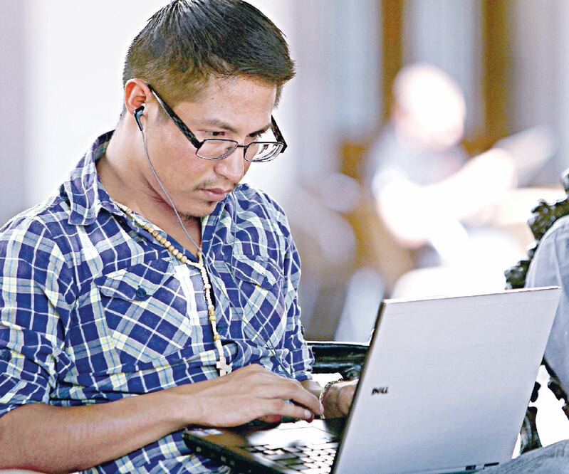 La mayoría de los inscritos en Prepa en Línea tienen trabajo, informó la Secretaría de Educación.  ARCHIVO EL UNIVERSAL 