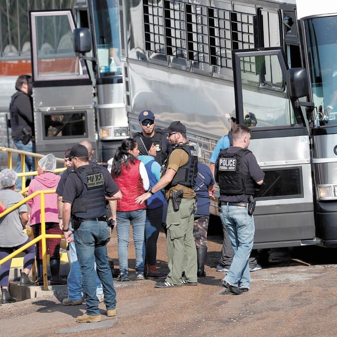 Empleadas de una planta de procesamiento de alimentos son escoltadas por agentes migratorios, en Morton, Mississippi. FOTOS: ROGELIO V. SOLIS. AP