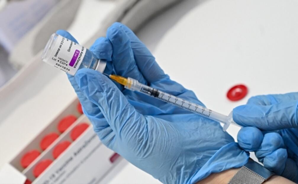 Vacuna de AstraZeneca, combate variante británica del Covid: estudio