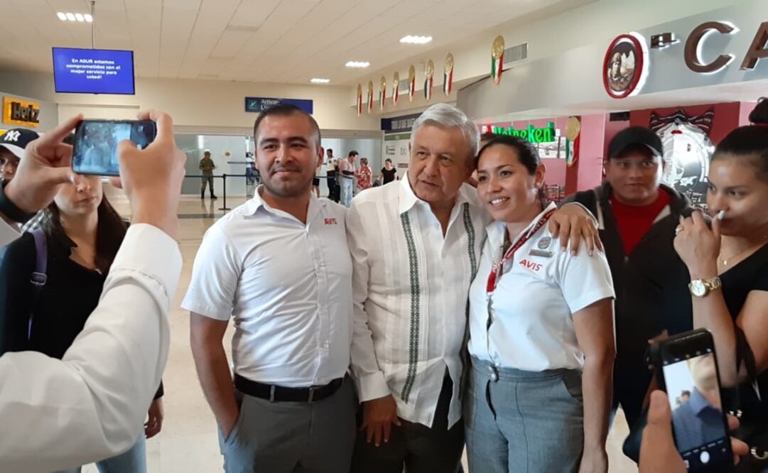 La llegada del mandatario López Obrador al aeropuerto internacional tomó por sorpresa a los usuarios. Foto: Cortesía / Tabasco Hoy 