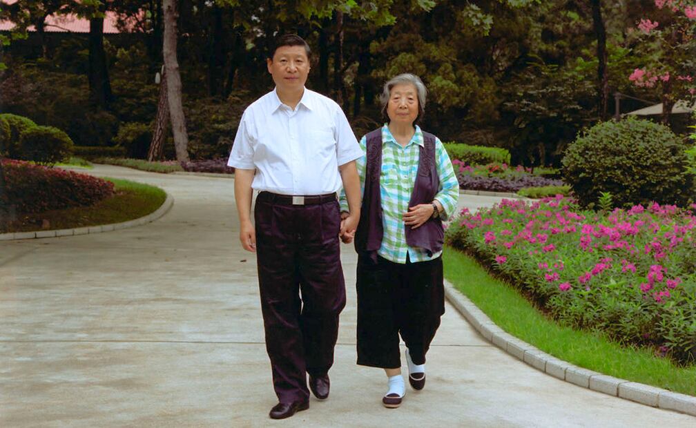 Foto: Xi Jinping pasea junto a su madre, Qi Xin. (Xinhua)