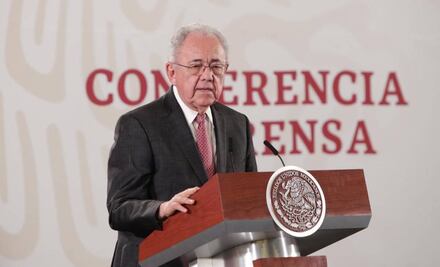 Jiménez Espriú se anota con dos billetes para rifa del avión presidencial