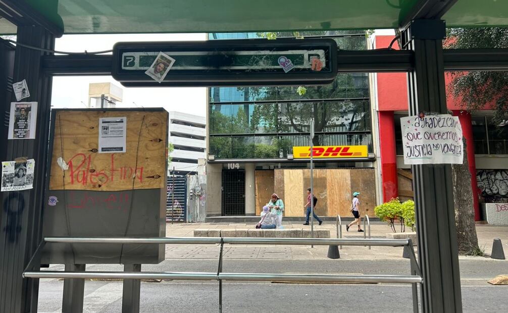 Algunas estaciones del transporte público, sobre Paseo de la Reforma, quedaron pintadas por encapuchadas. Foto: Alejandra Canchola / EL UNIVERSAL