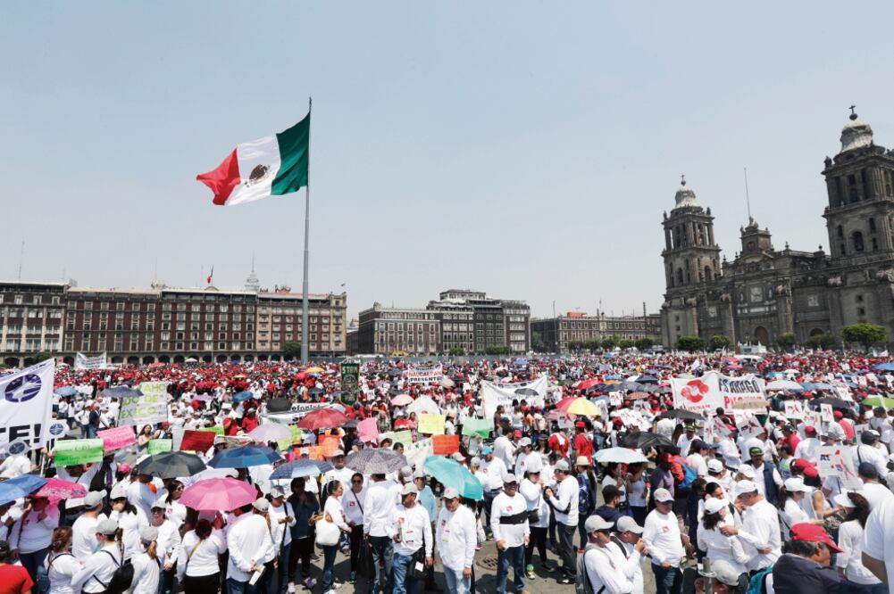 Tras una marcha de hora y media, la movilización de la UNT y la Central Única de Traba jado res culminó con una manifestación en la plancha de la Plaza de la Constitución. (IVÁN STEPHENS. EL UNIVERSAL)