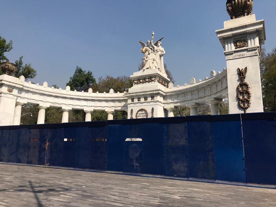 Colocan vallas metálicas en Hemiciclo a Juárez por marcha feminista