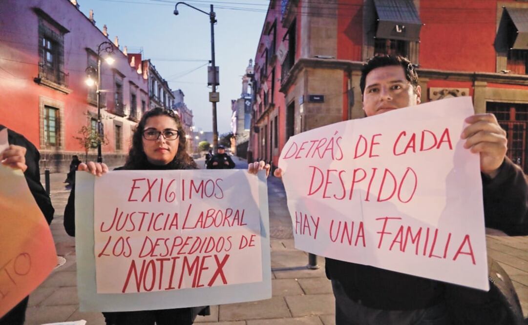 Ex-workers of Notimex protest against dismissals - Photo: EL UNIVERSAL