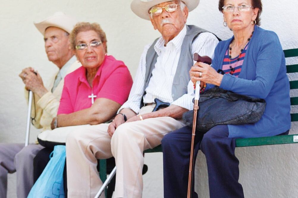 Facilidades. El proyecto de la Cofemer pretende simplificar el acceso a los adultos mayores de 65 años a los recursos de su retiro. FOTO: ARCHIVO EL UNIVERSAL