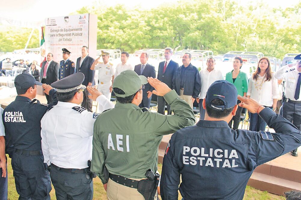 Para seguir consolidando un nuevo modelo de seguridad, el gobierno de Oaxaca brindó vehículos, equipo táctico y de radiocomunicación (ESPECIAL)
