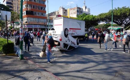 Normalistas de Chiapas vandalizan vehículo frente a sede de gobierno estatal 